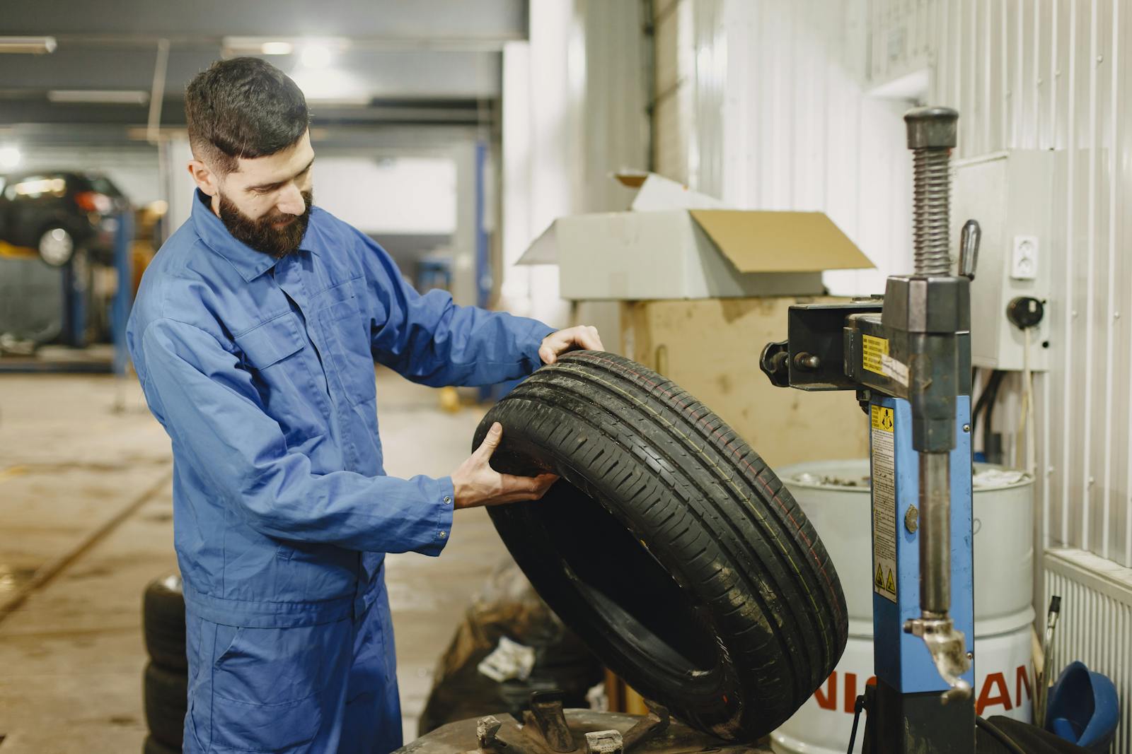 Technicien AB Services montant un pneu